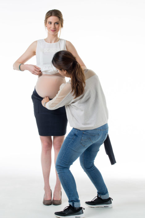 Achter de schermen tijdens een lookbook fotoshoot voor een zwangerschapskledingmerk.
