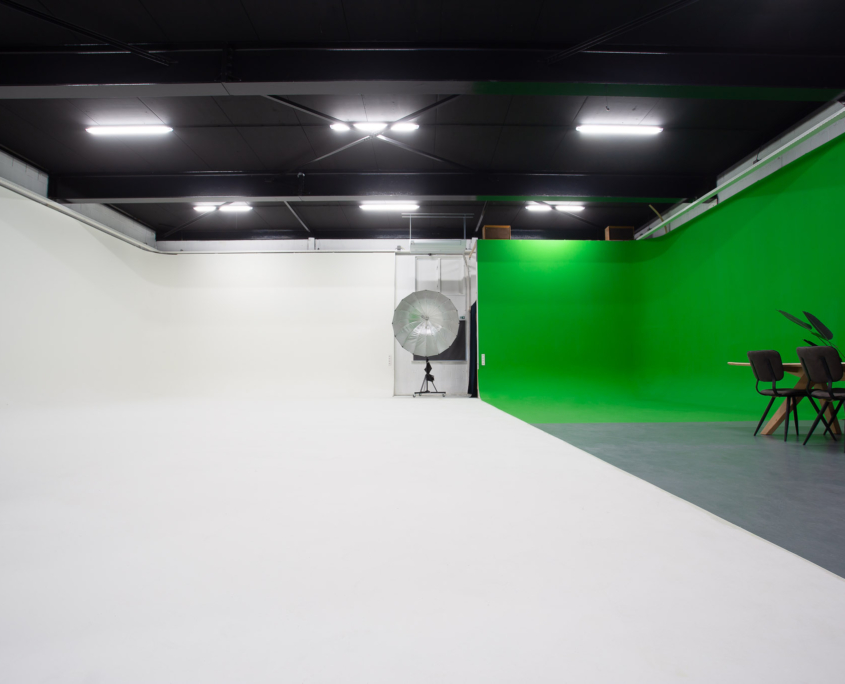 Vooraanzicht vana de witte vloer en de groene green screen studio