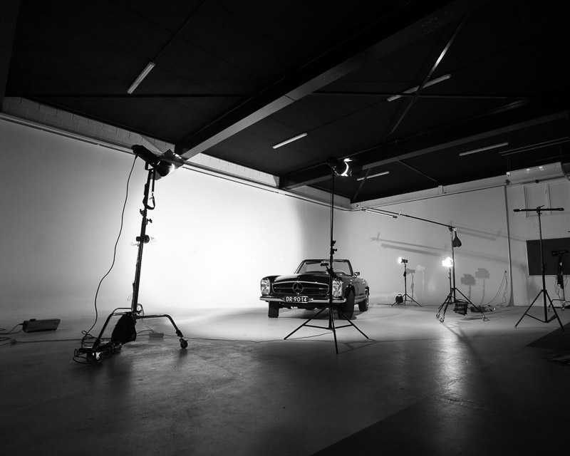 Rijd met je auto onze studio binnen en gebruik deze tijdens je foto of film productie.